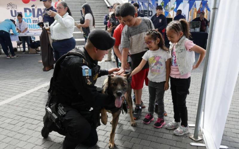 Familias de la zona 21 participan en actividad “Un día con mi comunidad”