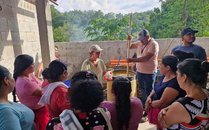 Fortalecen sanidad animal al capacitar a productores de Gualán en profilaxis aviar