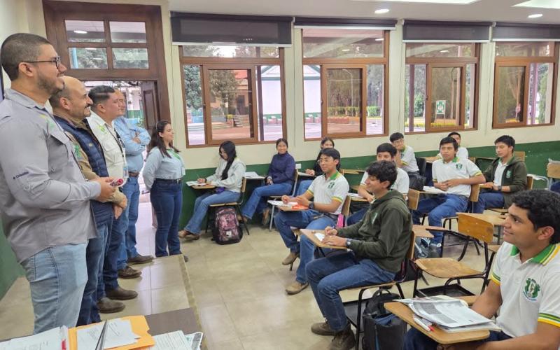 Guatemala y Honduras intercambian experiencias en modelo educativo agropecuario