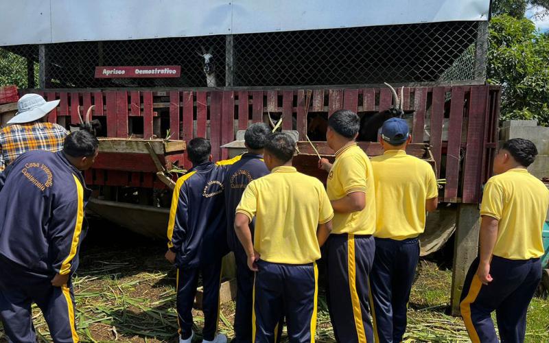 Jóvenes conocen el potencial de la agricultura en visita a la Granja Integral Agropecuaria