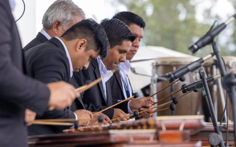 Marimbas deleitan a los asistentes en el natalicio de Miguel Ángel Asturias 