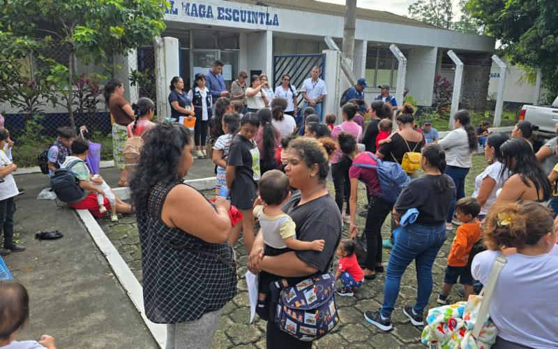 Madres de niños con desnutrición aguda reciben alimentos