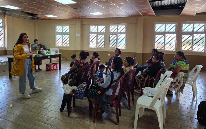 Madres fortalecen conocimientos de nutrición y consumo de pescado