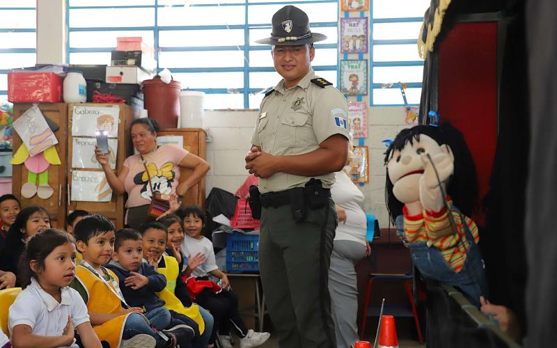 Paco y Lulú enseñan educación vial a niños de la Escuela República de Panamá