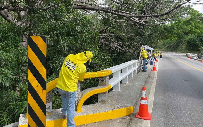 Realizan obras de reparación y pintura en pasos a desnivel y puentes