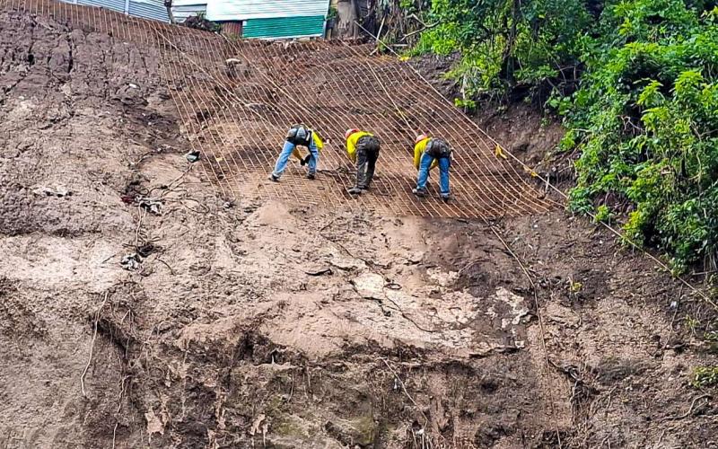 Instalan electromalla para prevenir nuevos derrumbes en Boca del Monte