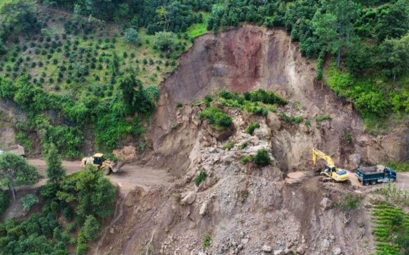 Segundo día de labores para retirar derrumbe entre Tecpán y Chiché