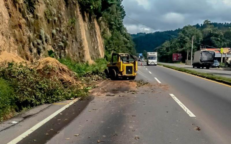 Caminos restablece paso afectado por varios derrumbes en Sololá 