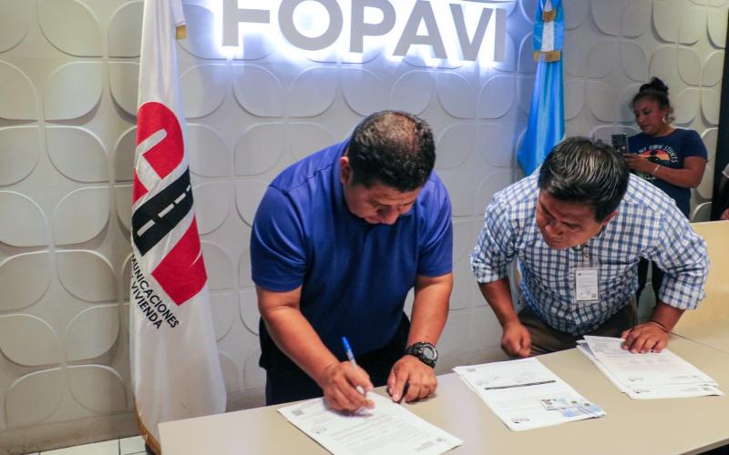 Fopavi entrega certificaciones de subsidio habitacional a familias de la aldea Las Cabezas, Oratorio, Santa Rosa
