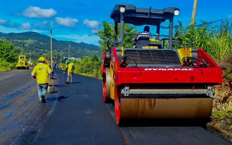 El Libramiento de Jalapa empieza a tomar forma con la aplicación de asfalto