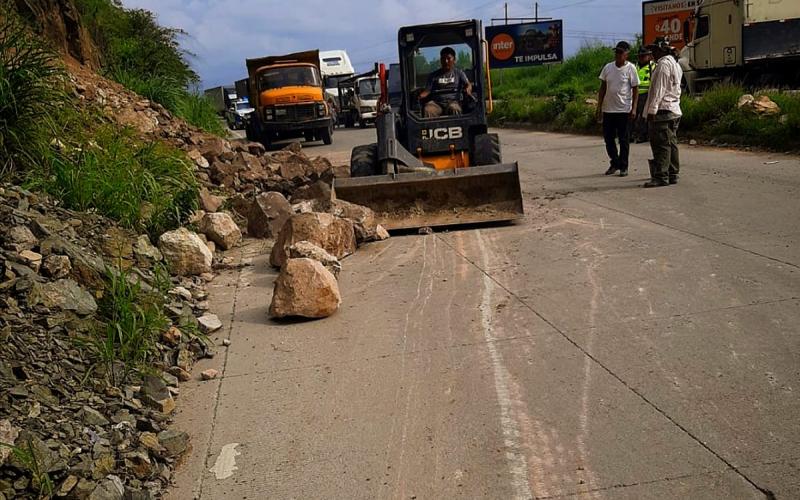 Caminos limpia derrumbe en la Ruta al Atlántico y mantiene el paso libre