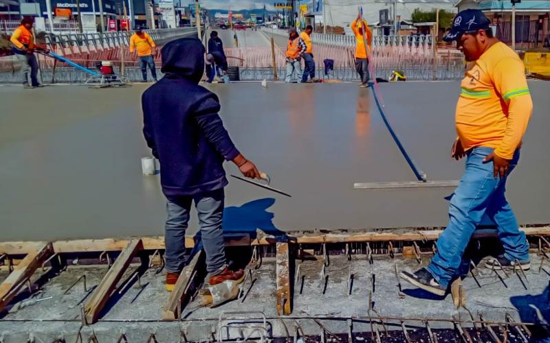 Aplican concreto de alta resistencia en paso a desnivel de Xela 