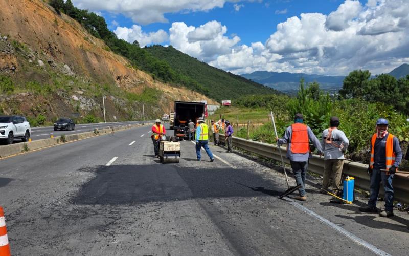 Caminos realiza trabajos de bacheo en el Libramiento de Chimaltenango 