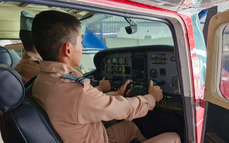 Jóvenes despegan hacia el conocimiento en el Aeródromo de Cobán