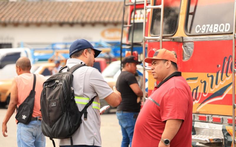 DGT consulta a pilotos de transporte extraurbano en Antigua Guatemala para mejorar la seguridad vial