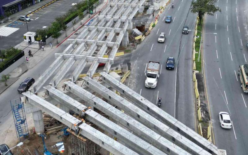 Paso a desnivel de la Roosevelt toma forma con nuevas vigas instaladas 