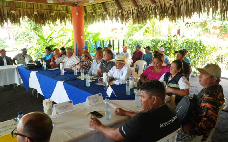 Pescadores artesanales del Pacífico expresan necesidades en mesa de trabajo