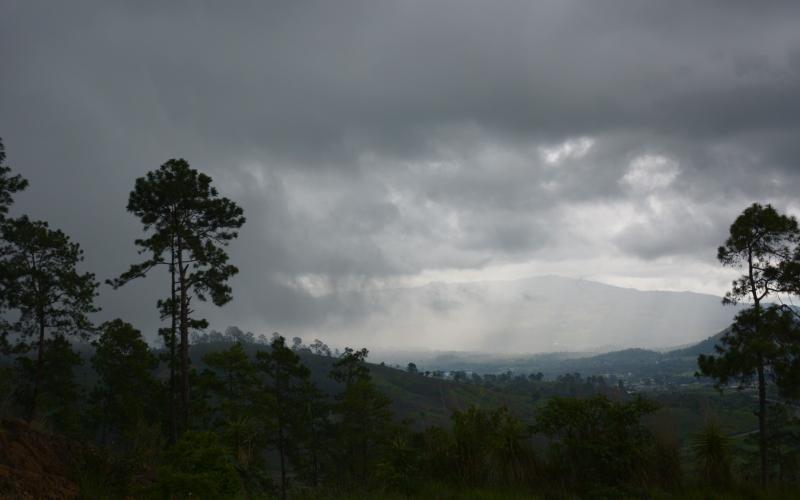 Frente a la proximidad del inicio de la temporada seca y fría, el Ministerio de Agricultura, Ganadería y Alimentación (MAGA), por medio del Centro de Información Estratégico Agropecuario (CIEA), emitió recomendaciones dirigidas a productores del país para reducir riesgos en la actividad agropecuaria y presentó un análisis relativo las condiciones climáticas previstas para los próximos meses.  Durante este periodo, que se extiende de diciembre a marzo, se espera una disminución de lluvias y descenso de tempe