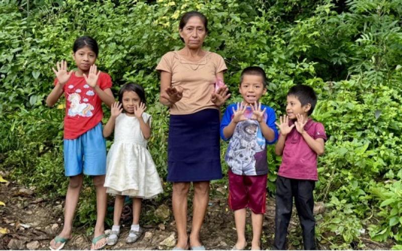 Llegan las primeras bolsas de concreto a San Jacinto, Chiquimula 