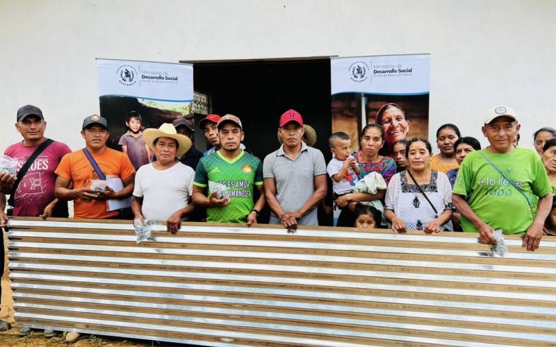 A a través de su Unidad Ejecutora el Fondo de Desarrollo Social (Fodes), entregó kits de techo mínimo y tanques flexibles a 540 familias de los municipios de San Jerónimo y Purulhá del departamento de Baja Verapaz