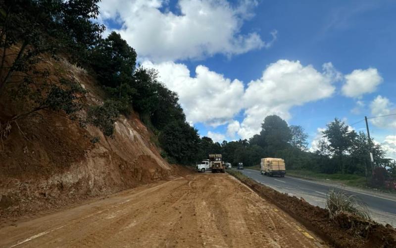 Covial libera bloqueo en la Interamericana por derrumbe Tecpán