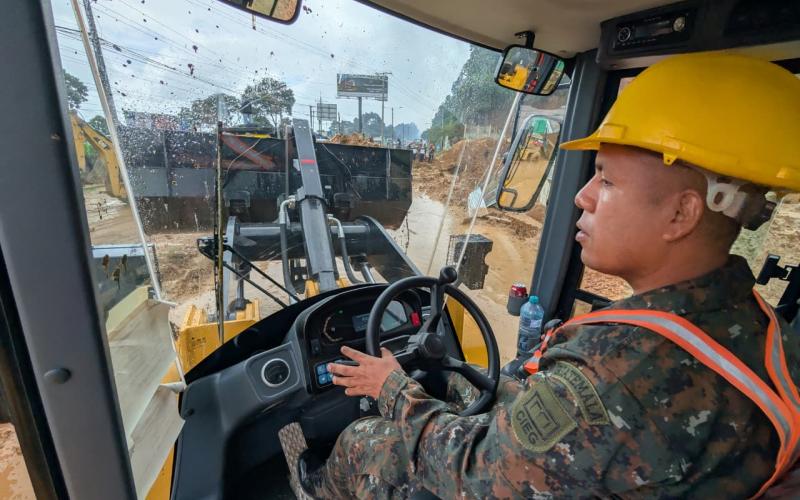 Ejército de Guatemala apoya en labores de despeje, seguridad y rescate tras derrumbe en el km 24