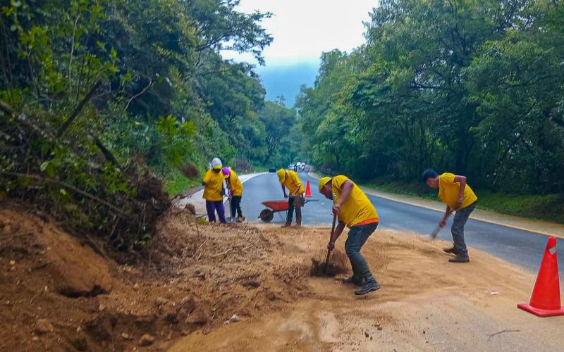 Atienden derrumbe en la RN-10-B: despejan carril entre Antigua Guatemala y Santa Lucía Milpas Altas