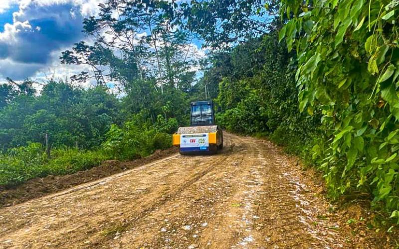 Mejoran la ruta entre Cubilhuitz y El Corozal: conforman nueva capa de balasto para una movilidad más segura