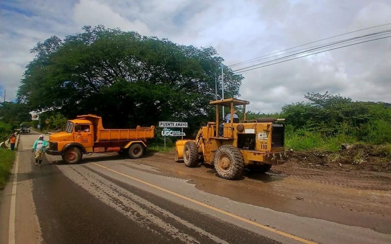 Retiran material en la CA-1 Oriente para evitar accidentes y proteger el puente Amayo