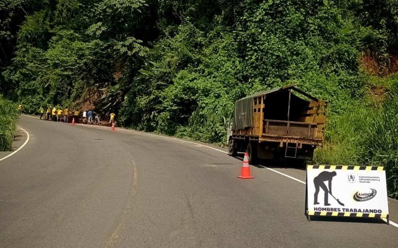 Liberan la CA-2 Occidente en Colomba Costa Cuca: derrumbe retirado y paso restablecido