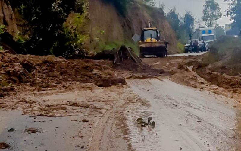 Caminos trabaja para restablecer paso en ruta afectada por derrumbe en San Marcos
