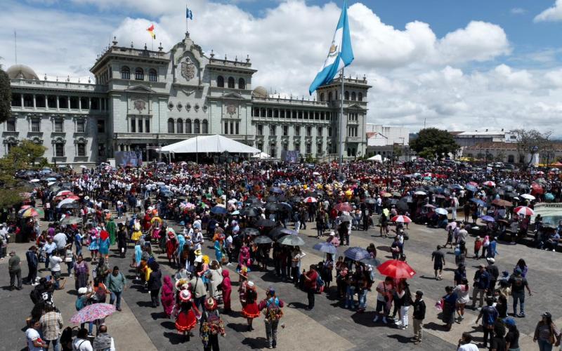 Conviteros llenan de color, música y tradición la Plaza de la Constitución