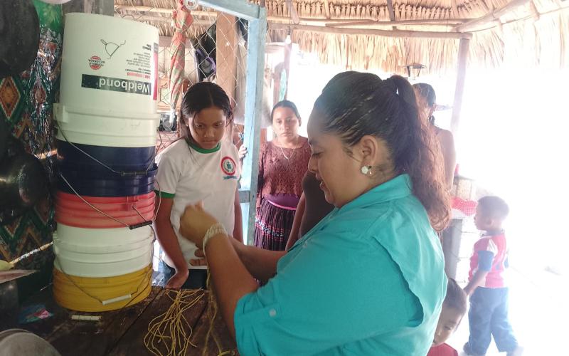 elaboración de velas artesanales en San José, Petén