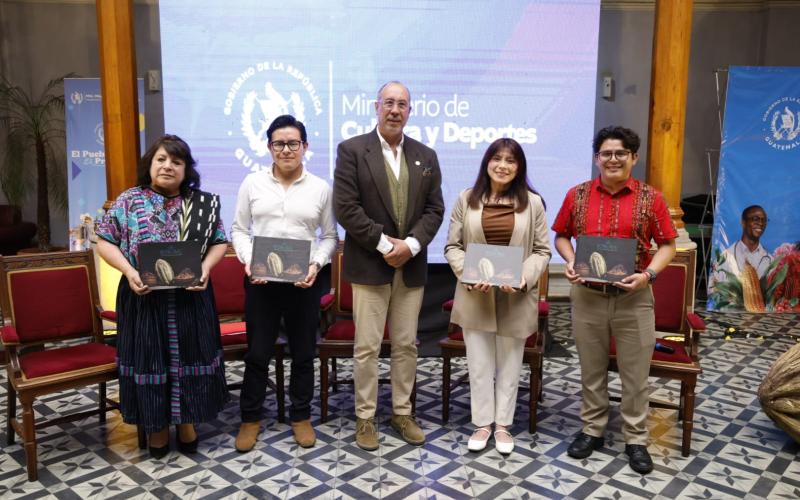 MCD presenta libro Kakaw en Quetzaltenango 