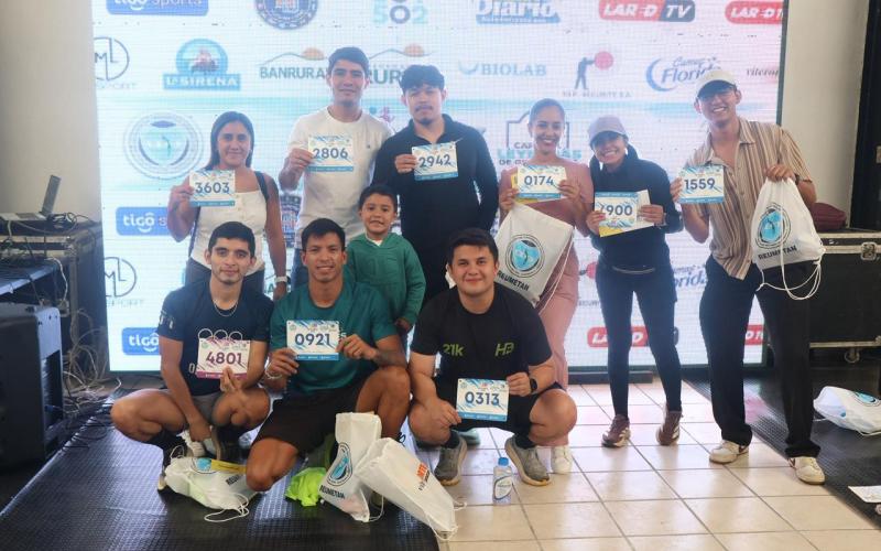 Guatemaltecos acudieron a recoger sus kits previo a la carrera de este domingo. 