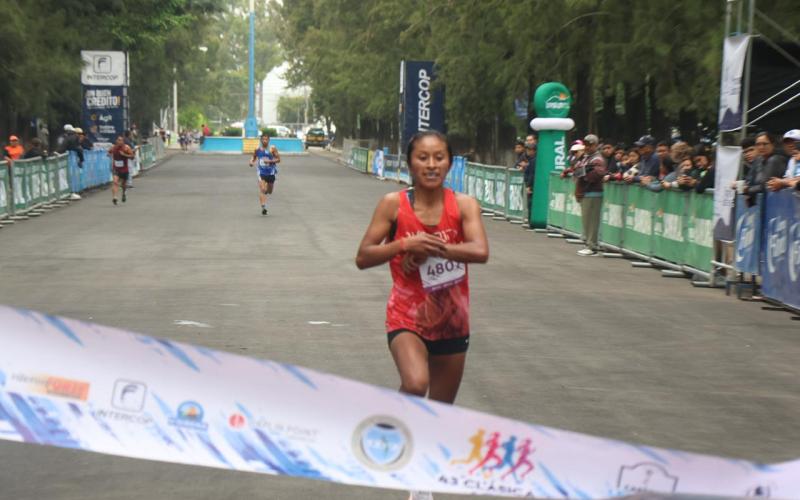 Teresa Lares fue la ganadora de la rama femenina en la carrera de este domingo. 