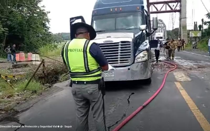 Provial responde con rapidez a incendio de tráiler en ruta CA-2 Occidente