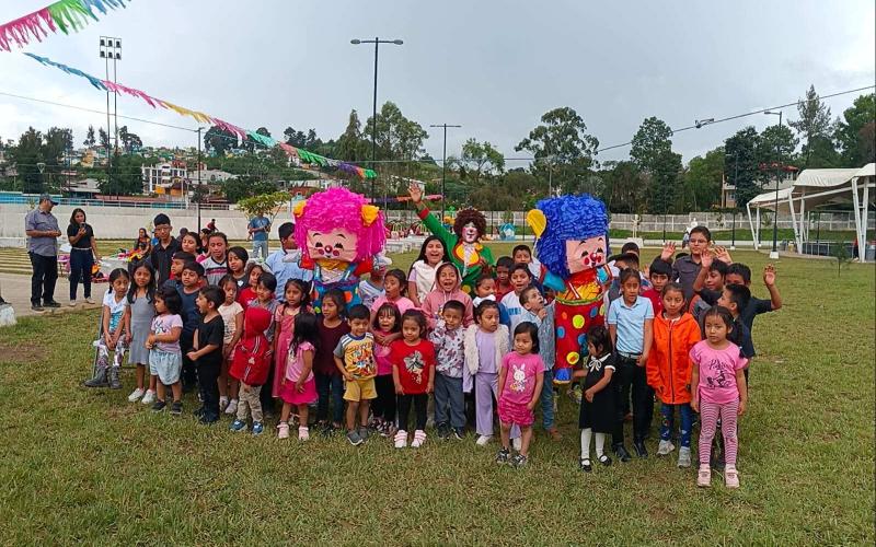 Celebran el Día del Niño en Cobán 