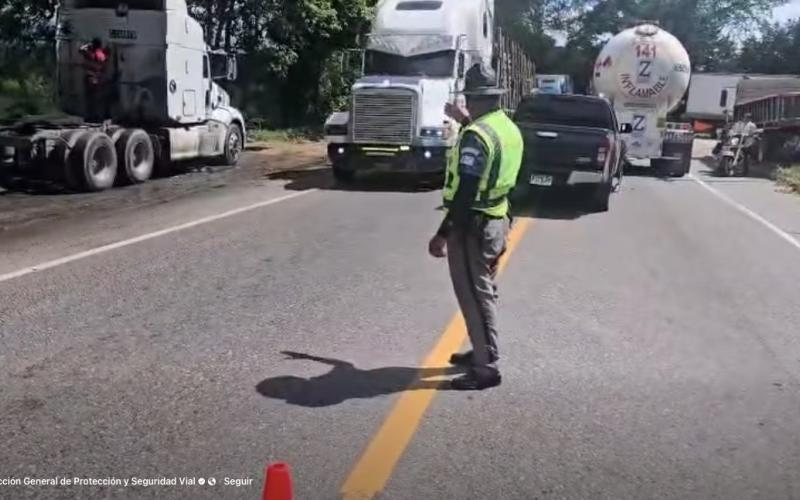 Provial regula el tránsito tras choque en Teculután, Zacapa