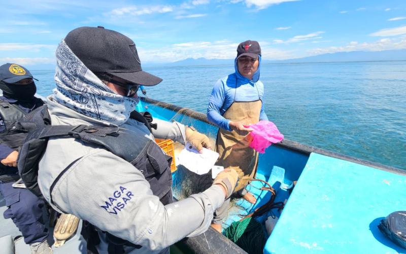 Refuerzan patrullajes acuáticos para garantizar la pesca responsable en el litoral Pacífico
