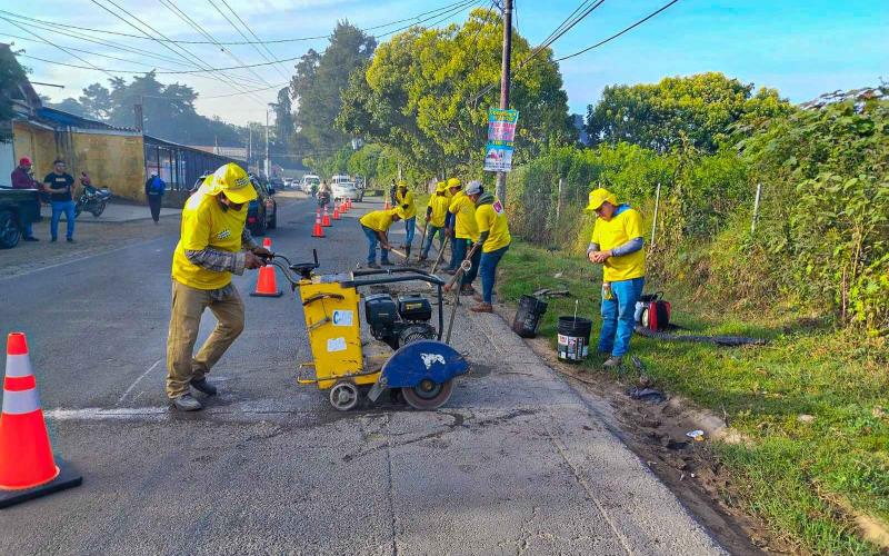 Reactivan obras en ruta a San Martín Jilotepeque tras años de abandono