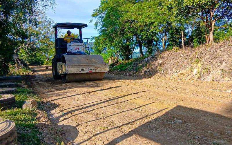 CIV y Covial mejoran ruta de terracería entre Veguitas y Olopa, Chiquimula