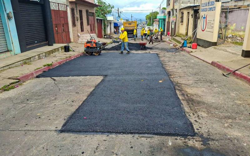 Mejoran acceso a Zaragoza, Chimaltenango con trabajos de bacheo y nueva carpeta asfáltica