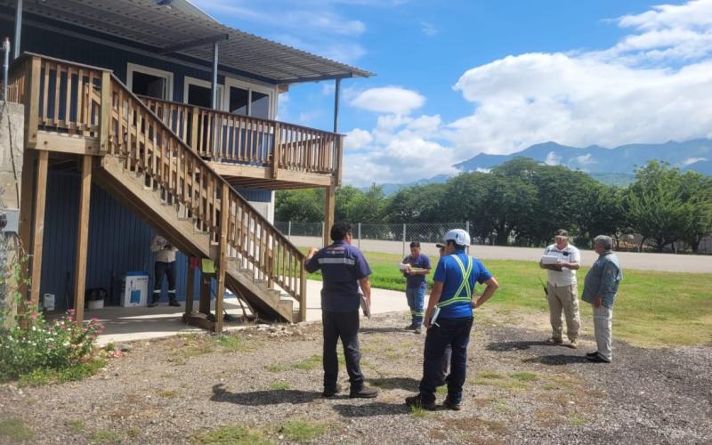 Durante la visita, los participantes realizaron un recorrido por las instalaciones del aeródromo para evaluar las condiciones actuales y definir las especificaciones técnicas necesarias para la adquisición e instalación del generador eléctrico, 