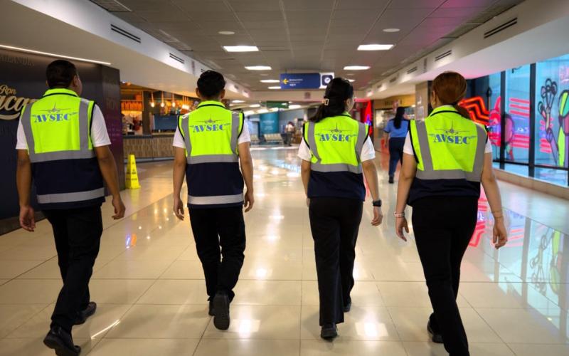 Cada chaleco cuenta con dos logotipos: uno en la parte frontal y otro en la parte posterior, acompañados de la leyenda "AVSEC", lo que garantiza una identificación clara desde cualquier ángulo