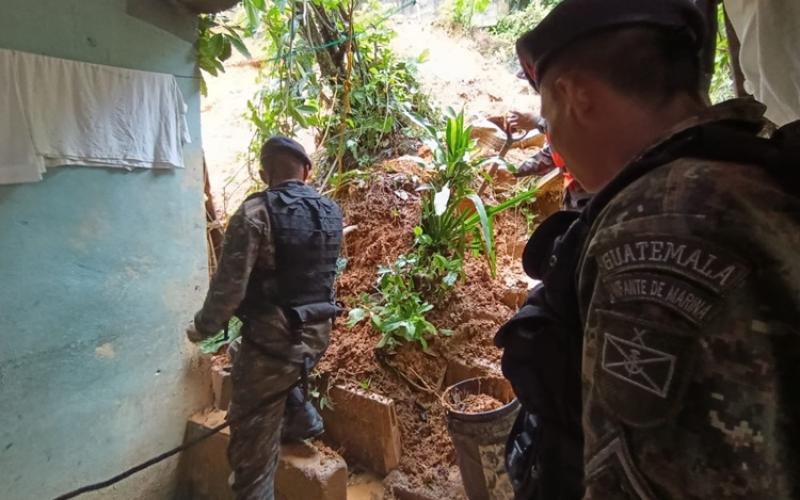 Ejército de Guatemala contribuye en la mitigación de daños ocasionados por las lluvias en Izabal.