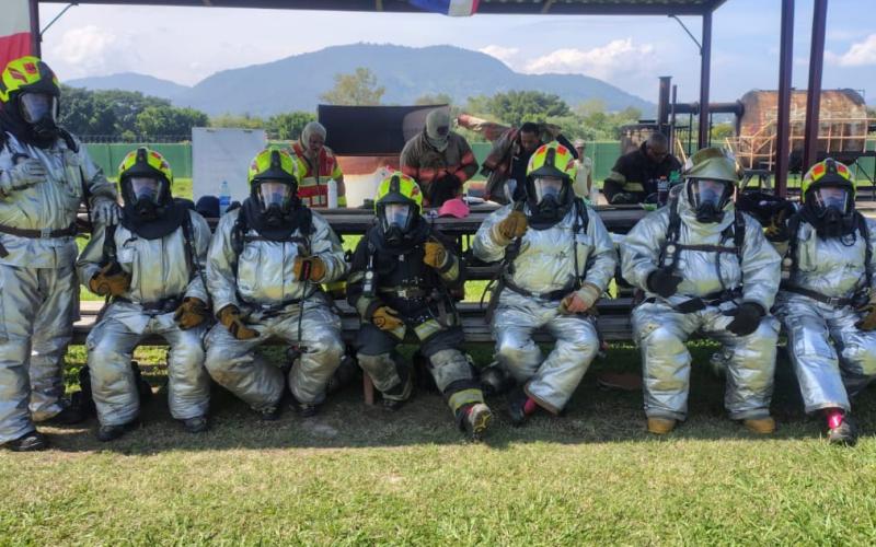 El Servicio de Salvamento y Extinción de Incendios (SSEI) del Aeropuerto Internacional La Aurora informa que seis de sus bomberos concluyeron satisfactoriamente el Curso Recurrente de Fuego Vivo, impartido en el Instituto Centroamericano de Capacitación Aeronáutica Especializada (ICCAE).