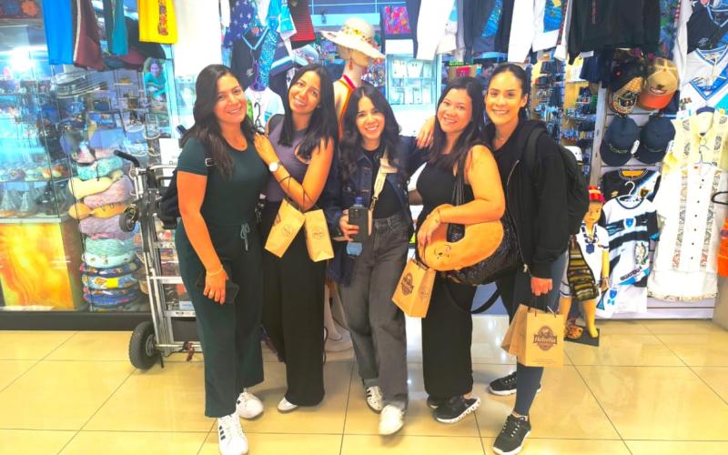 Dentro de la terminal, tiendas, restaurantes y servicios se convierten en espacios de encuentro y de crecimiento. Para muchos emprendedores y proveedores locales, el aeropuerto es un escenario para mostrar lo mejor de su trabajo y ofrecer experiencias memorables a quienes viajan desde o hacia el país. Cada compra o servicio solicitado repercute más allá de la terminal, fortaleciendo a la comunidad que la rodea.