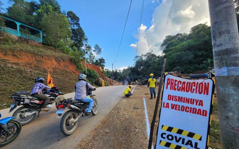 COVIAL instala nueva tubería para fortalecer drenaje entre Cobán y Xuctzul