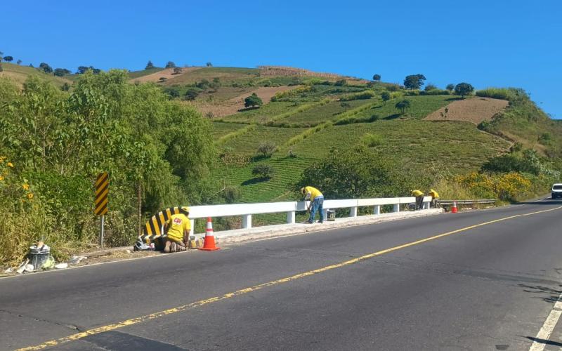 Mejoran condiciones del puente en la RN-14-A a través de labores de limpieza y pintado